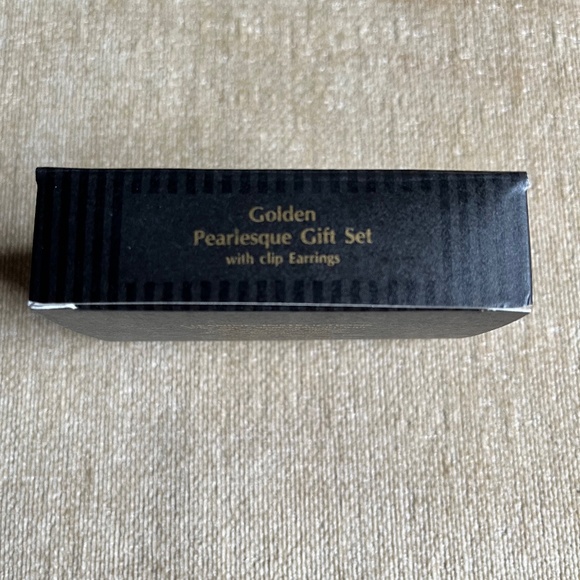 VINTAGE (1996) AVON GOLDEN PEARLESQUE GIFT SET WITH CLIP ON EARRINGS - Picture 2 of 4